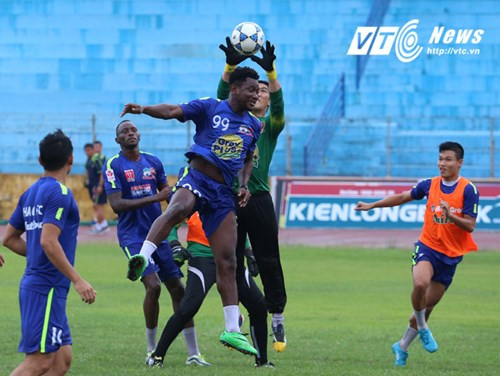 Chiều nay, HAGL chủ yếu tập chống bóng bổng. Ảnh: Phạm Thành.