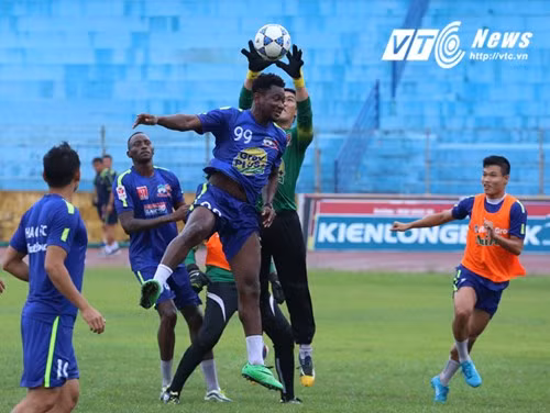 Chiều nay, HAGL chủ yếu tập chống bóng bổng. Ảnh: Phạm Thành.