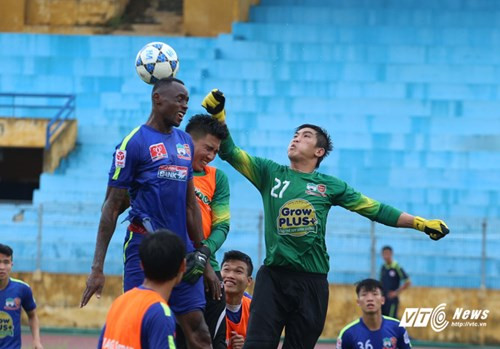 Thủ thành Minh Nhựt đối đầu với 2 ngoại binh mới nhập của HAGL. Ảnh: Phạm Thành.