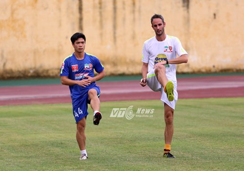 HLV Guillaume Graechen khẳng định Công Phượng khỏe mạnh, không gặp bất cứ chấn thương nào. Ảnh: Phạm Thành.