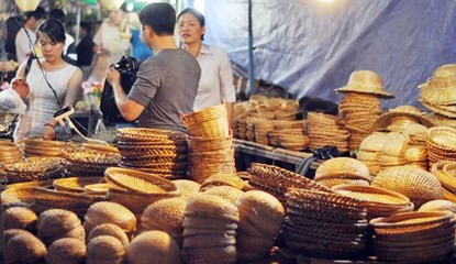 Nhiều người tham quan mua sắm những vật dụng này. “Những vật dụng này rất thôn quê. Từ cái thúng, nôm úp cá, đến cái đồng gánh nó rất gần gũi với sinh hoạt thường ngày của gia đình tôi ở ngoài quê Quảng Ngãi. Ở Sài Gòn giờ nhìn thấy những vật dụng này tôi rất ấm lòng như đang ở nhà cùng gia đình. Tôi sẽ mua vài món để về trưng trong nhà”. Anh Đông Lực cho biết.