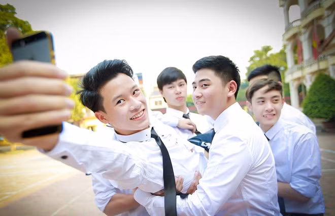 Làm mọi cách để chụp ảnh tự sướng.