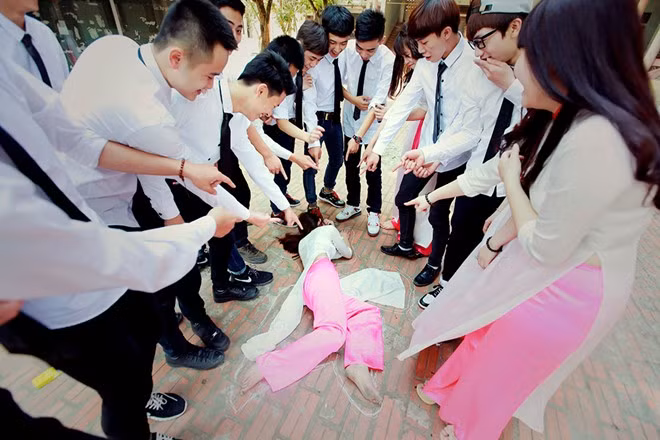 Màn giả chết, không ai tiếc thương của nữ sinh trong lớp.