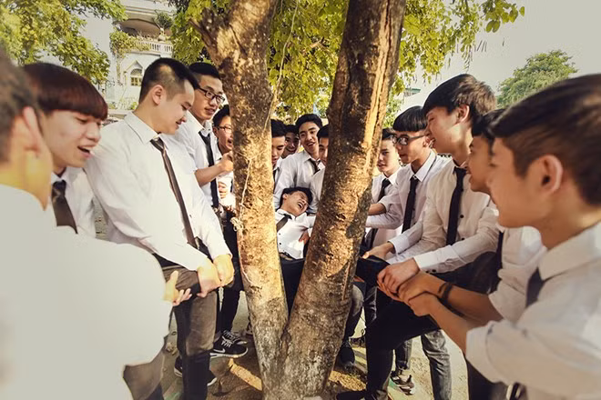 Tiếp theo là những trò đùa tập thể mặc sự la hét của "nạn nhân".