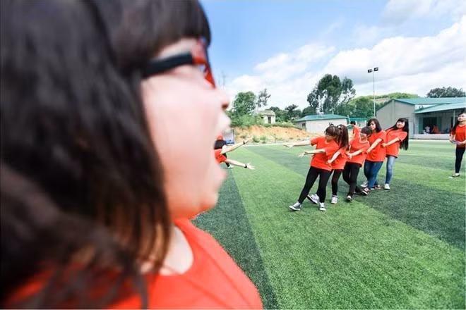 Tạo hình ngộ nghĩnh về trò kéo co của những cô gái khối A.