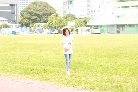 Hòa Minzy rất thích bóng đá và thường xuyên theo dõi các trận cầu của đội tuyển U19. Ở V.League 2015, cô nàng theo chân đội tuyển trong các trận đấu giao hữu để cổ vũ đội tuyển của "người yêu tin đồn" Công Phượng.