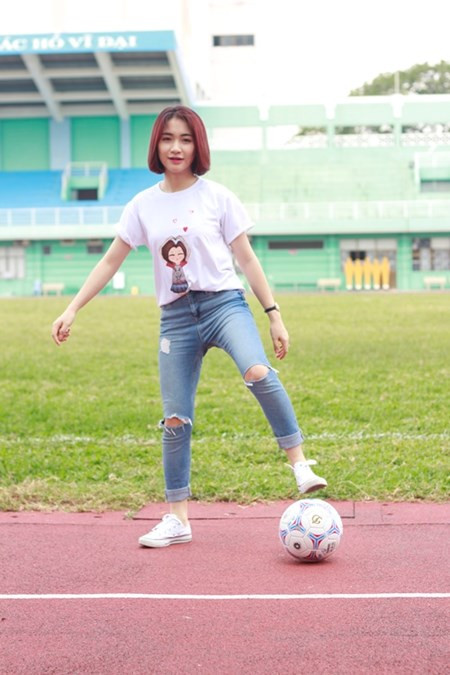 Quán quân Học viện Ngôi sao cá tính và rất thích hoạt động thể thao. Cô nàng rất thích ra sân bóng và đá bóng với bạn bè.