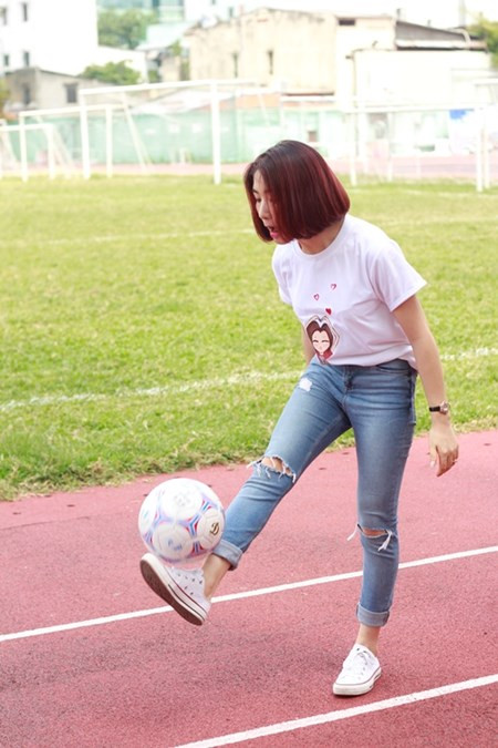 Cô nàng khoe tài tâng bóng bằng chân.