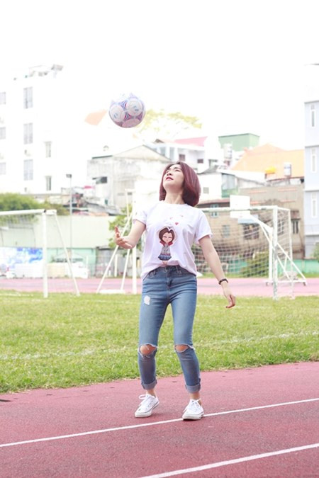 Hòa Minzy sinh năm 1995 và là Quán quân của Học viện Ngôi sao 2014. Cô được theo học trường Cao đẳng Nghệ thuật Hà Nội từ năm học lớp 11. Cô từng được cộng đồng mạng yêu mến bởi nhiều bản cover hit nổi tiếng của các ngôi sao lớn trong làng nhạc.