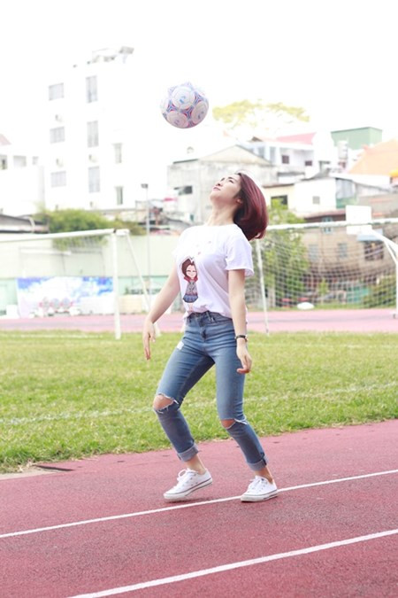 Hòa Minzy tâng bóng cao và đưa mình đỡ như các cầu thủ.