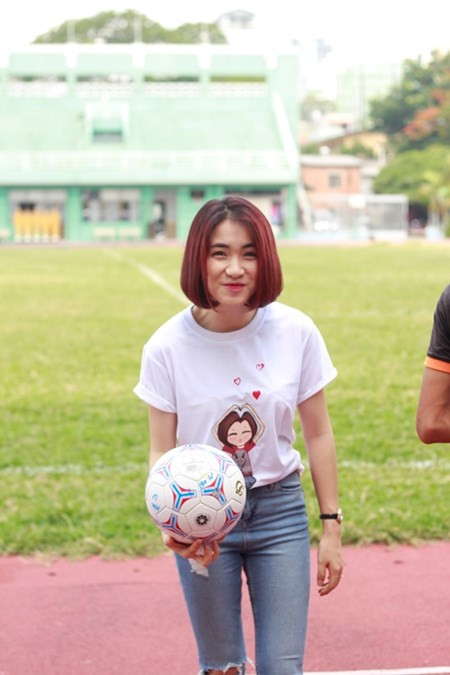 Hòa Minzy và Công Phượng chưa từng chính thức thừa nhận hẹn hò nhưng những hình ảnh tình cảm của cặp đôi đang tràn ngập trên mạng xã hội. Điều này cũng khiến nữ ca sĩ đối diện với nhiều anti-fan.