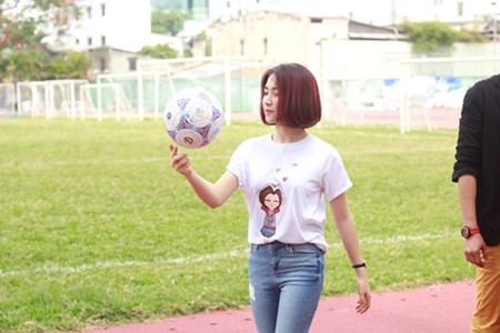 Nữ ca sĩ sinh năm 1995 luôn thích thú với "trái bóng tròn". Cô mặc quần jeans, áo thun năng động để chơi bóng.