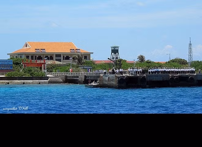  Quần đảo Trường Sa và Hoàng Sa: Là hai quần đảo có điều kiện khí hậu khắc nghiệt nhất trong tất cả các vùng của nước ta. Ở đây chỉ toàn nước biển, nguồn nước ngọt vô cùng khan hiếm và ít đất trồng trọt. Không chỉ thế, nơi đây còn thường xuyên oằn mình gánh những cơn bão lớn trước khi đi vào đất liền. Dù khắc nghiệt, hai quần đảo này luôn có sức hút với du khách trong và ngoài nước. Và đến được đây là niềm tự hào của tất cả mọi người. Sắp tới, sẽ có tour đưa du khách tham quan Trường Sa với giá khoảng 20 triệu đồng một người. Ảnh: VKG.