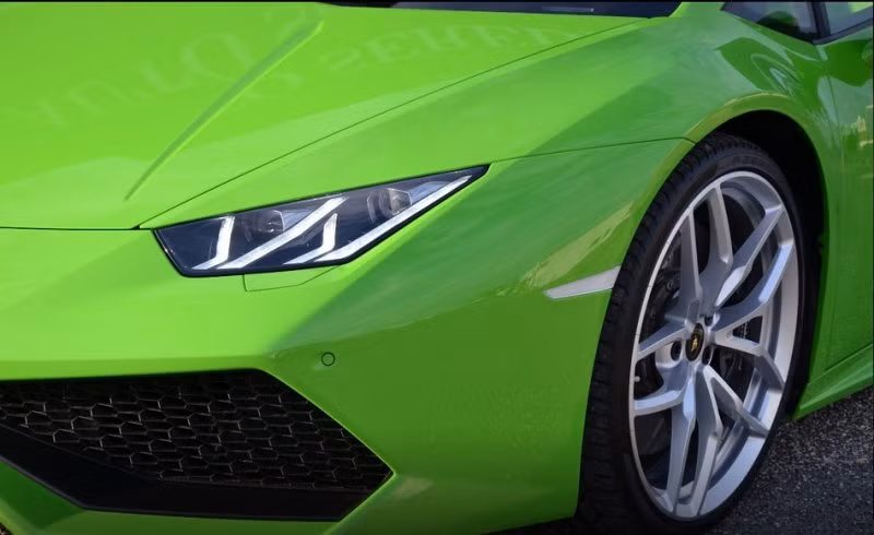 Ảnh chi tiết của chiếc Lamborghini Huracan màu xanh cốm tại Việt Nam.