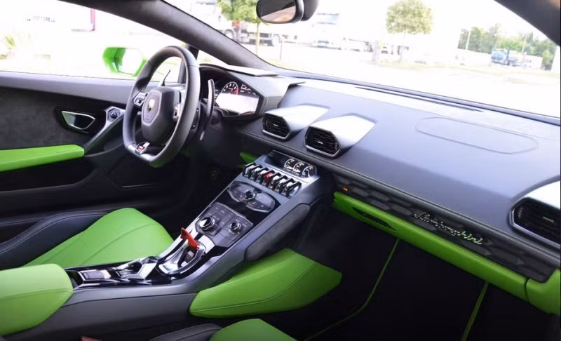 Tại Mỹ, bản tiêu chuẩn của Lamborghini Huracan vào khoảng 300.000 USD còn tại Việt Nam giá xe chính hãng khoảng 16 tỷ đồng.