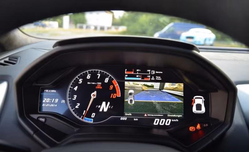 Ảnh chi tiết của chiếc Lamborghini Huracan màu xanh cốm tại Việt Nam.