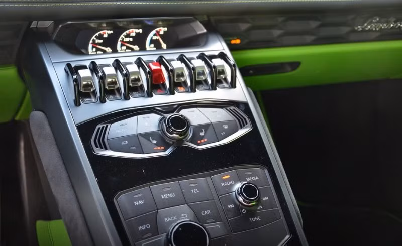 Ảnh chi tiết của chiếc Lamborghini Huracan màu xanh cốm tại Việt Nam.