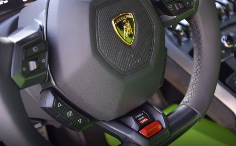 Ảnh chi tiết của chiếc Lamborghini Huracan màu xanh cốm tại Việt Nam.