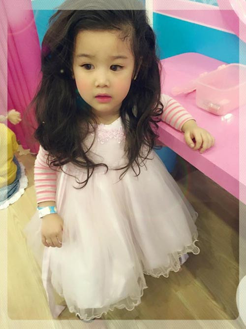 So với những bạn cùng trang lứa khác, Yến Trang có phần nổi trội nhờ sở hữu vẻ ngoài dễ thương, làn da trắng, mái tóc xoăn nhẹ nhàng và đôi mắt to tròn. Ngoài ra, chính những biểu cảm đáng yêu đã khiến cô bé 3 tuổi rưỡi này trở thành một “hiện tượng” trên cộng đồng mạng mấy ngày vừa qua.
