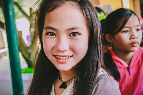  Bé gái người Mông "đốn tim" dân mạng. Giữa tháng 3/2015, chùm ảnh tuyệt đẹp của một bé gái người Mông vô tình lọt vào ống kính của một nữ nhiếp ảnh gia trẻ miền xuôi nhận được rất nhiều sự quan tâm của cộng đồng mạng. Vẻ đẹp rạng ngời bừng sáng núi rừng của cô bé không-son–phấn đã làm xiêu lòng không biết bao nhiêu người xem.