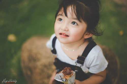 Cô bé Susu sở hữu gương mặt bầu bĩnh, đôi mắt to tròn trong sáng và khuôn miệng chúm chím đáng yêu.