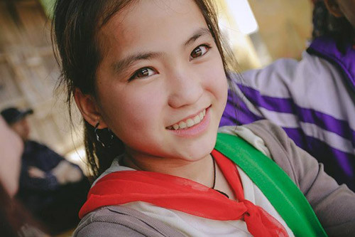 Được biết bé gái xinh xắn người Mông có cái tên rất ngộ nghĩnh - Chanh. Em đang theo học lớp 7 tại trường Lũng Cái, Bắc Hà, Lào Cai. Đôi mắt biết nói cùng nụ cười trong veo của Chanh khiến không ít người phải ngã gục.