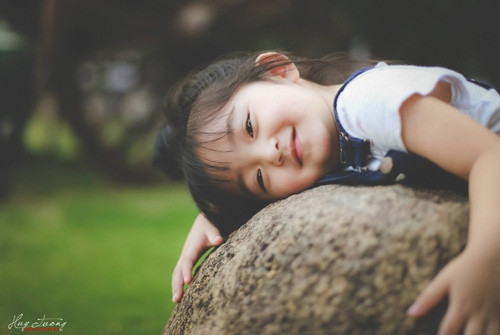 "Bé Uyên Nhi là con của chị bạn thân mình. Thực ra mình cũng không có chủ đích chụp bộ ảnh này nhưng hôm đi chơi với bé đúng lúc mang theo máy ảnh nên chụp chơi để làm kỉ niệm", anh Huy Tưởng chia sẻ.