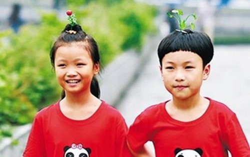 Cơn sốt "mọc cây trên đầu" vẫn đang làm mưa làm gió với giới trẻ TQ và các nước xung quanh thì mới đây, giới trẻ nước này đã tăng cấp độ “chơi trội” về phụ kiện tóc lên một cấp độ mới, chuyển sang đội thức ăn trên đầu.