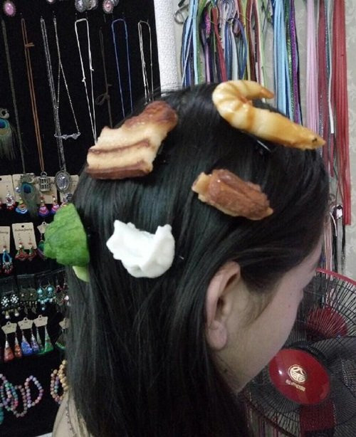 Các mẫu thiết kế kẹp tóc “nổi” nhất, được yêu thích nhất bao gồm: Thịt kho tàu, tôm hấp, cánh gà rán, sườn rán và trứng ốp lòng đào.