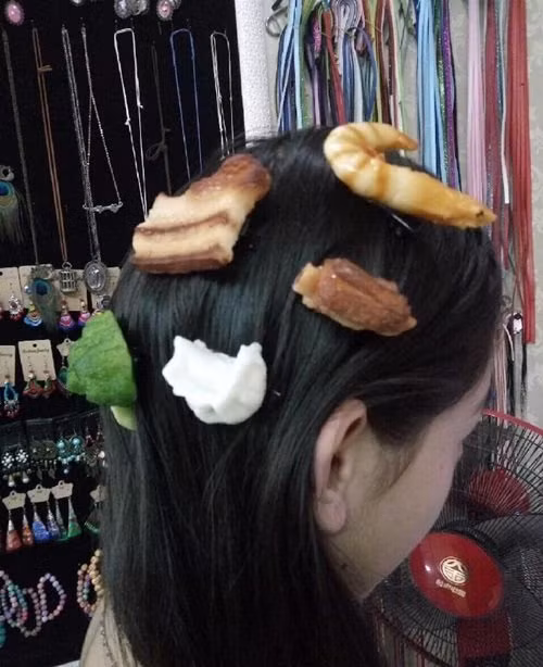 Các mẫu thiết kế kẹp tóc “nổi” nhất, được yêu thích nhất bao gồm: Thịt kho tàu, tôm hấp, cánh gà rán, sườn rán và trứng ốp lòng đào.