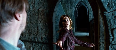 “Tôi nghĩ một trong những điều khủng khiếp nhất hậu chiến tranh chính là những đứa trẻ bị bỏ lại. Điều này xảy ra đầu tiên là với Harry và sau được nhắc lại với con trai mới sinh của Tonk và Lupin", nữ tác giả chia sẻ. 10. Duley và Harry tái hợp Trong suốt lần ra mắt sách tại Mỹ năm 2007, tác giả Rowling từng nói: ”Harry và Dudley vẫn thường xuyên nhắc đến nhau trong tấm thiệp Giáng sinh và hoàn thành nghĩa vụ thăm hỏi của anh em họ đối với bọn trẻ". 11. Harry và Ron không bao giờ tốt nghiệp Sau trận chiến ở trường Hogwarts, Hermione quay trở về làm những điều tuyệt vời trước khi lên thuyền và trở lại học tiếp. Cô ấy chắc hẳn sẽ rất vui khi quay trở về trường học, trở về với công việc nghiên cứu và tiếp đó là tham gia Bộ Pháp thuật.