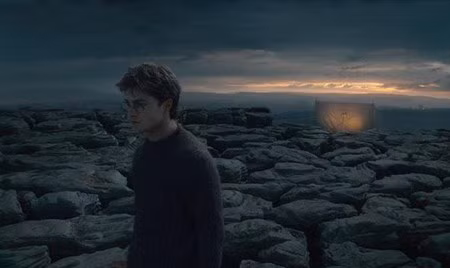 Tuy nhiên, Harry và Ron đã được tác giải đề cập trong buổi phỏng vấn với tờ Pottercast rằng: “Ron đã thực sự kết thúc việc học. Việc cố gắng quay trở lại trường học chỉ là nghỉ giải lao và gây rối xung quanh”. 12. … tuy nhiên họ lại có được công việc yêu thích ở Bộ pháp thuật Trải qua thời niên thiếu chiến đấu với Voldemort, Ron và Harry đã có thừa kinh nghiệm tham gia bộ phận thần Sáng của Bộ Pháp thuật. Tác giả nói rằng: “Kingsley Shacklebolt, bộ trưởng Bộ Pháp thuật đã cần tới Ron, Neville và Harry. Sau đó, ba người họ cũng tham gia và hoàn thành mọi công việc. Và điều này không những thế còn tốt cho cả ba. Bởi đằng sau những trận chiến, khi rút về ở hàng ghế dự bị, tôi nghĩ học sinh vẫn sẽ phải tiếp tục và hoàn thành công việc của mình. Xã hội luôn xoay vần, và sẽ có những kẻ giống như Lucius Malfoy, luôn giả vờ như mình không hề liên quan đến cuộc chiến này". 13. Harry, Ron và Hermione đều được xuất hiện trong Thẻ nhái socola Trong suốt khoảng thời gian ra mắt sách tại Mỹ, Rowling đã khiến người hâm mộ biết đến bí mật đáng yêu nhất.