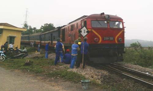 Tau trat banh, hang tram hanh khach nhay taxi ve que
