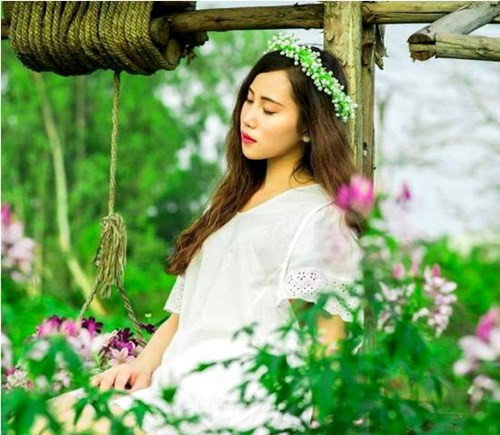 Cô rất tích cực tham gia các hoạt động đoàn, là đội trưởng đội văn nghệ và từng đạt giải ba nữ sinh thanh lịch ở trường THPT.