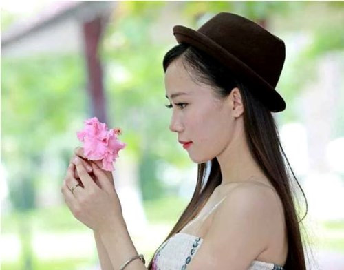 Ngoài ca hát, cô bạn còn làm người mẫu ảnh cho một số báo, tạp chí, đóng phim, MC…