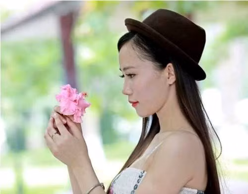 Ngoài ca hát, cô bạn còn làm người mẫu ảnh cho một số báo, tạp chí, đóng phim, MC…