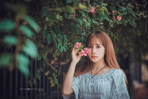 Ngoài ra, Linh còn có sở trường là ca hát.