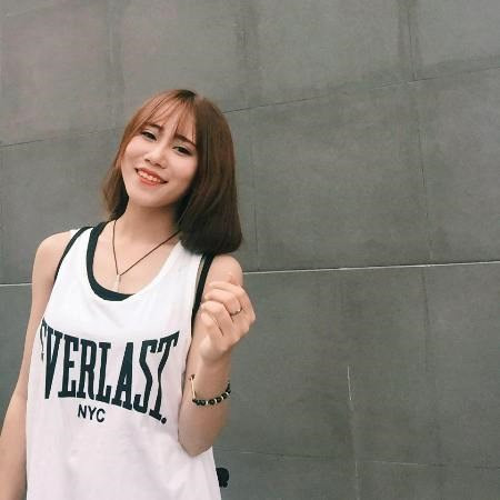 Sở hữu làn da trắng, khuôn mặt trái xoan, cô bạn luôn trở thành trung tâm của mọi sự chú ý.