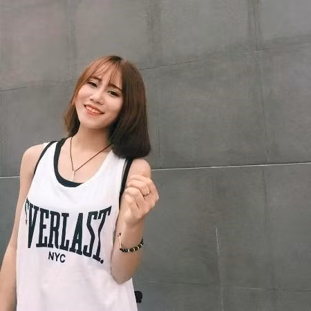 Sở hữu làn da trắng, khuôn mặt trái xoan, cô bạn luôn trở thành trung tâm của mọi sự chú ý.