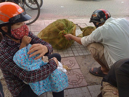 Hai vợ chồng trẻ đang ngồi lựa chọn mua 1 tổ ong về ngâm rượu chữa bệnh đau nhức (?). Nguy hiểm hơn là cho cả trẻ em ngồi gần với tổ ong. Báo chí từng đưa tin trường hợp trẻ em tử vong vì bị ong vò vẽ chích.