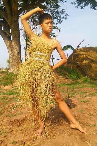 Madaew cũng thừa nhận cậu là một người đồng tính và mặc váy, thiết kế trang phục đã là mơ ước từ lâu của cậu.