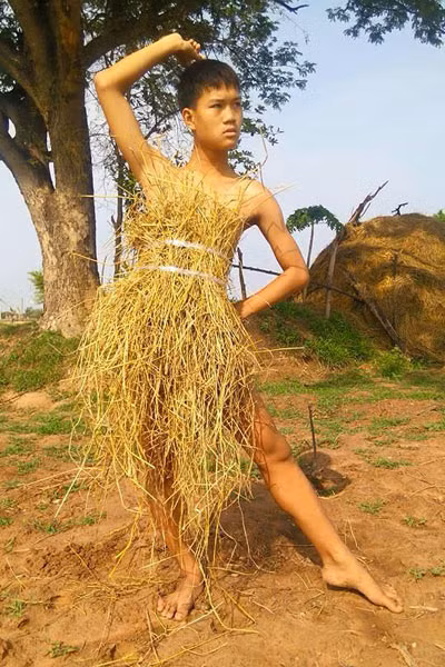 Madaew cũng thừa nhận cậu là một người đồng tính và mặc váy, thiết kế trang phục đã là mơ ước từ lâu của cậu.