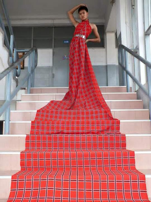 Những thiết kế tự chế của anh chàng này khá lạ mắt và ấn tượng. Tuy nhiên, biểu cảm và trình diễn của anh chàng này khiến dân mạng "cười đau ruột".