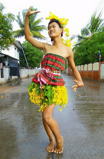 Anh chàng này trước đó đã trở thành “ngôi sao” mới trên mạng sau khi video clip diễn thời trang của cậu được tung lên các trang tin nước này.