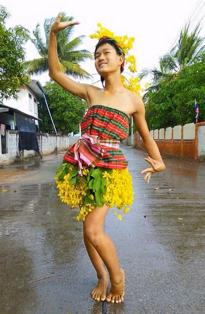 Anh chàng này trước đó đã trở thành “ngôi sao” mới trên mạng sau khi video clip diễn thời trang của cậu được tung lên các trang tin nước này.