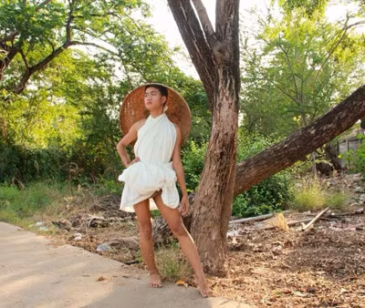 Xem những hình ảnh của anh chàng này.