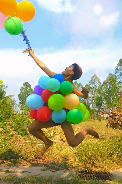 Ngoài việc dựng clip thời trang hài hước, Madaew cũng thích mặc váy, trang điểm đội tóc giả và vừa hát, vừa biểu diễn các vũ đạo gợi cảm không thua gì các cô gái đích thực.