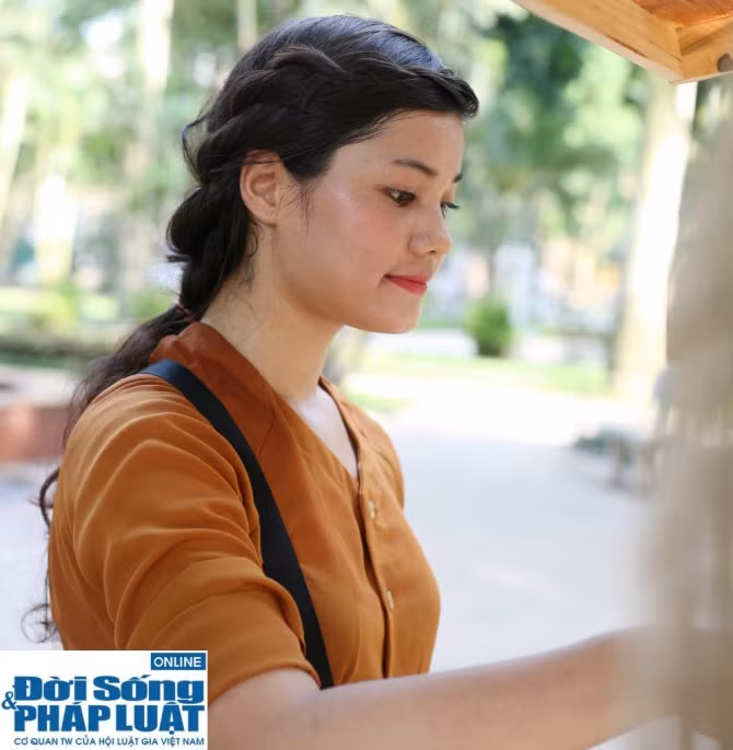 Cô chị Thu Trang sinh năm 1990, quê gốc ở Hà Tĩnh, từng tốt nghiệp khoa Du Lịch (Đại học Văn Hóa Hà Nội). Trước đó, Thu Trang từng làm cho một vài công ty nước ngoài với mức lương khá cao song bản tính thích tự do, sáng tạo và thích tiếp xúc với mọi người nên mới đây cô quyết định mở một quầy bán bánh giò di động.