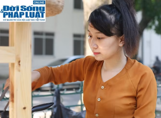 Cô em Minh Trang sinh năm 1992 là em chơi thân thiết với Thu Trang từ khá lâu, cô là cựu sinh viên trường ĐH Tài chính ngân hàng, quê gốc ở Hải Phòng. Sự nhiệt tình và thân thiện của cô gái gốc Hải Phòng cũng gây nhiều thiện cảm của các chàng trai đến quán thưởng thức bánh giò. Thu Trang tâm sự thêm: "Không biết chúng em được bán ở đây đến bao giờ nhưng chị em em mong một ngày gần nhất sẽ có chỗ bán đàng hoàng hơn".