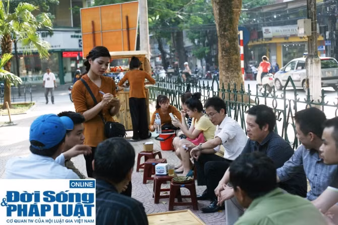 Chia sẻ với PV, Thu Trang cho biết, bánh giò và các loại đồ ăn đều do tay cô và người nhà cô làm nên sẽ đảm bảo chất lượng. Cô chọn vườn hoa làm điểm bán hàng trong lúc chưa tìm được địa điểm phù hợp và một phần là do chưa đủ vốn. Từ khi nhiều người biết tới, lượng khách tới hàng bánh giò của cô ngày càng đông, trung bình mỗi ngày cô bán được 150 chiếc bánh.